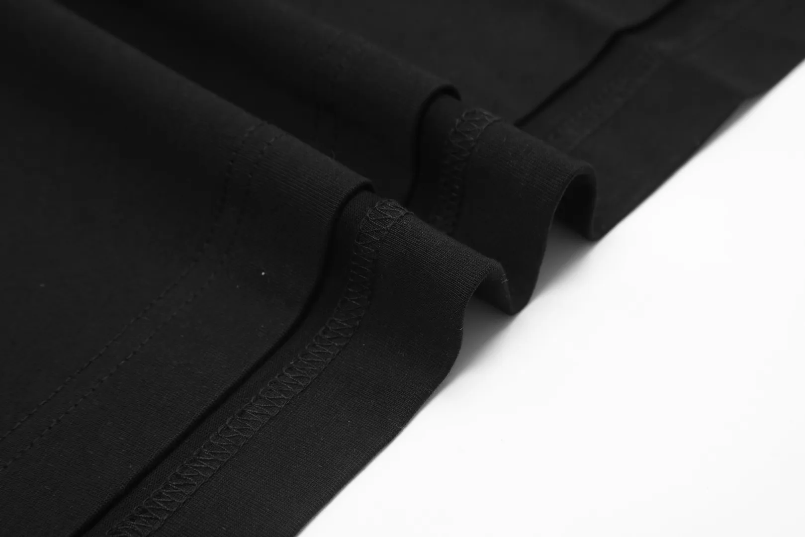 vivienne west wood West Queen Mother's Pattern Embroidery Heavy Industry Saturn Long Sleeves Very practical for inner wear and outer wear Hem matching slit design Full range of correct accessories Every detail is fully restored Straight to full size Size: XS S M L Black White